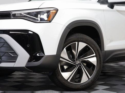 New 2025 Volkswagen Taos SE w/ Panoramic Sunroof Package image 3