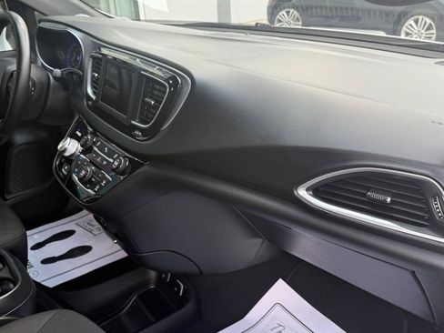 Used 2018 Chrysler Pacifica Touring Plus w/ S Appearance Package FWD image 14