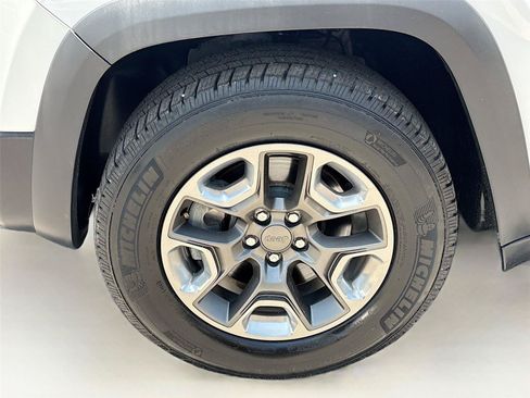 Used 2019 Jeep Cherokee Trailhawk AWD/4WD image 29