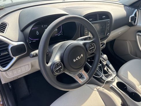 Used 2025 Kia Soul LX w/ LX Technology Package FWD image 4