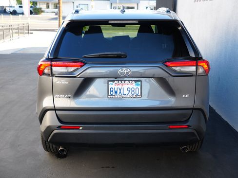 Used 2021 Toyota RAV4 LE image 5