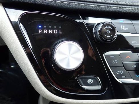 Used 2023 Chrysler Pacifica Touring-L FWD image 22