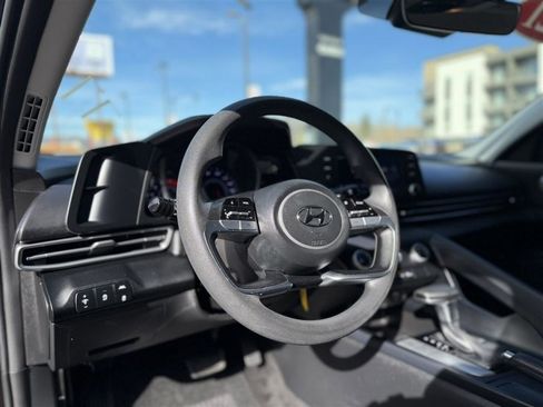 Used 2021 Hyundai Elantra SE image 19