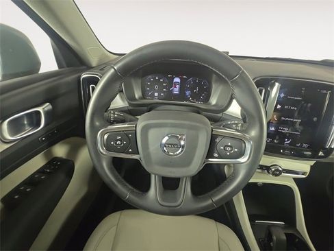 Used 2022 Volvo XC40 T5 Momentum image 12