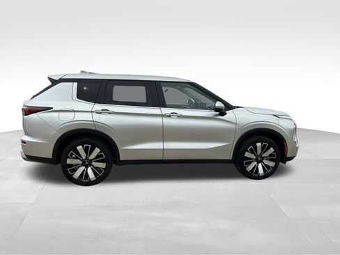 Used 2025 Mitsubishi Outlander SE image 6