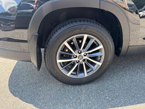 Used 2019 Toyota Highlander XLE AWD/4WD image 19