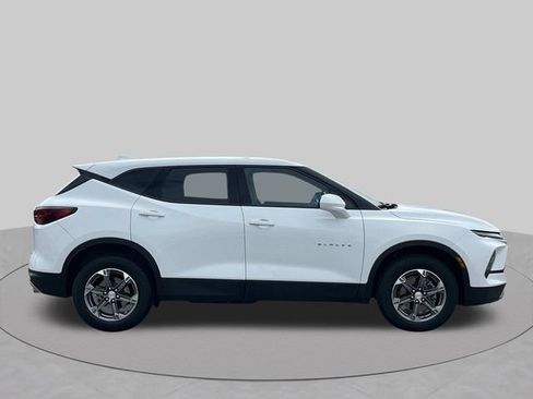 Used 2025 Chevrolet Blazer LT FWD image 3