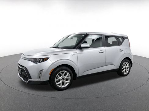 Used 2025 Kia Soul LX w/ LX Technology Package FWD image 3