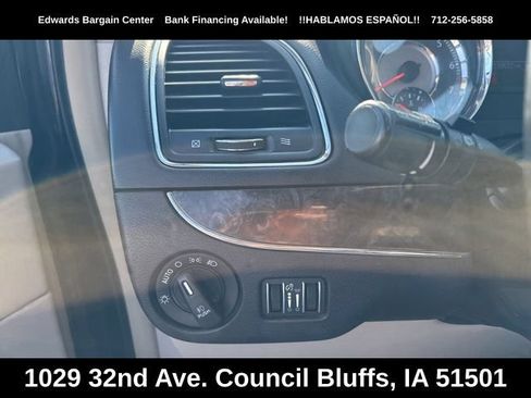Used 2015 Chrysler Town & Country Touring FWD image 19