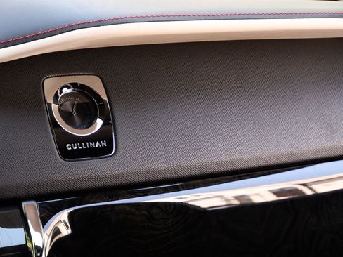 Used 2022 Rolls-Royce Cullinan w/ Cullinan Package AWD/4WD image 31