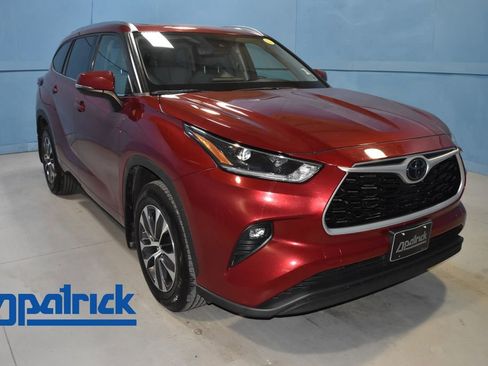 Used 2021 Toyota Highlander XLE image 1