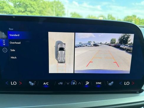 Used 2025 Chevrolet Traverse LT w/ Driver Confidence Package FWD image 32