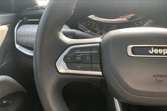 Used 2025 Jeep Compass Latitude w/ Sun & Sound Group AWD/4WD image 16
