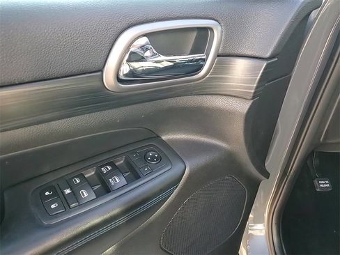 Used 2019 Jeep Grand Cherokee Laredo image 10