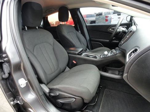 Used 2015 Chrysler 200 Limited image 8