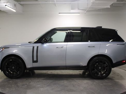 Used 2025 Land Rover Range Rover SE image 2