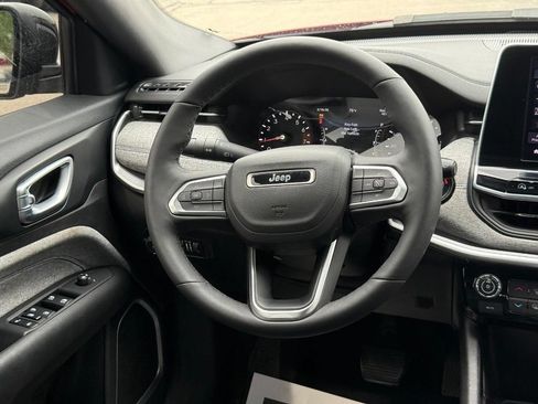Used 2025 Jeep Compass Latitude AWD/4WD image 9