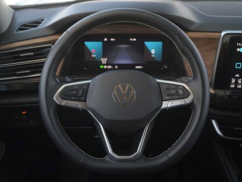 Used 2025 Volkswagen Atlas SE FWD image 16
