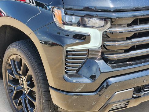 Used 2025 Chevrolet Silverado 1500 High Country w/ High Country Premium Package AWD/4WD image 6