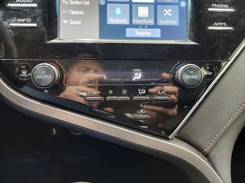 Used 2018 Toyota Camry XLE image 15