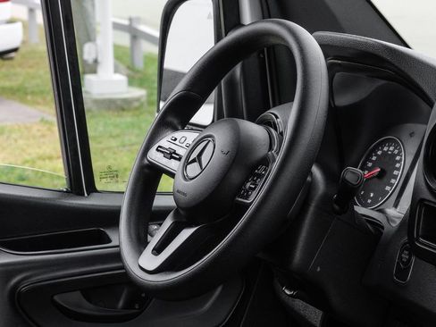 Used 2023 Mercedes-Benz Sprinter 2500 image 10