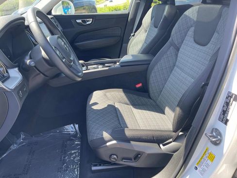 Used 2022 Volvo XC60 B5 Momentum image 24