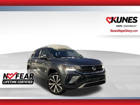 Used 2024 Volkswagen Taos SE image 1