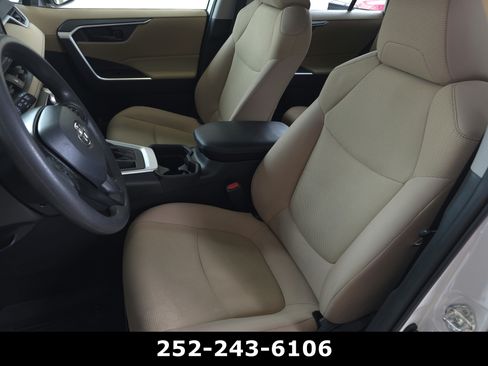 Used 2021 Toyota RAV4 LE FWD image 11