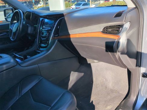 Used 2020 Cadillac Escalade ESV Premium Luxury image 29