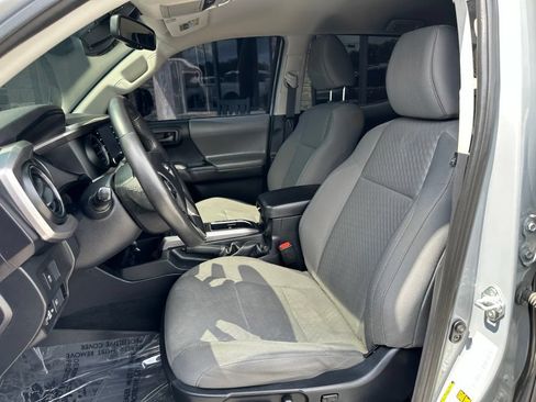 Used 2021 Toyota Tacoma SR5 AWD/4WD image 11