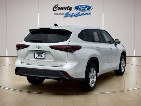 Used 2024 Toyota Highlander LE image 23