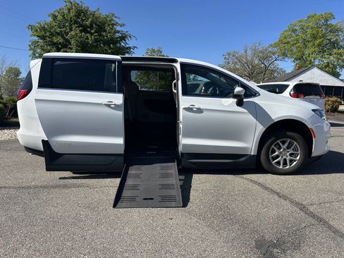 Used 2022 Chrysler Voyager LX image 4