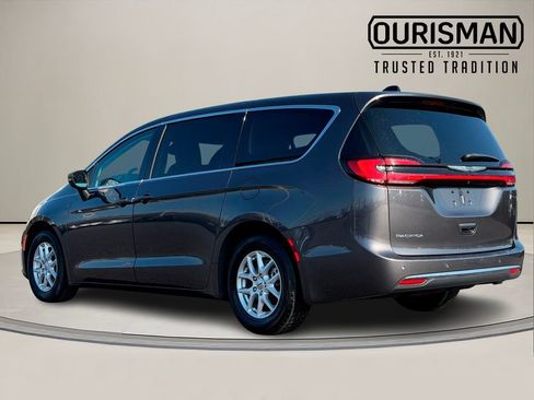 Used 2023 Chrysler Pacifica Touring-L image 4