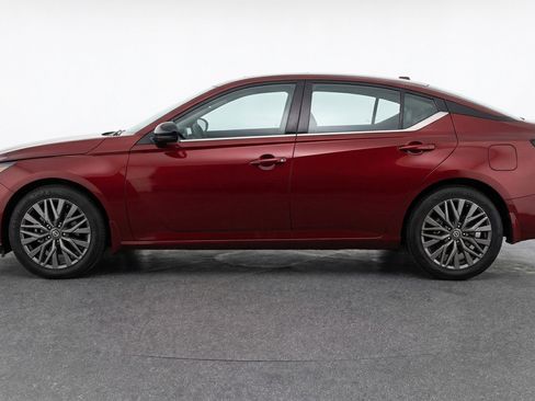 Used 2025 Nissan Altima 2.5 SV FWD image 5