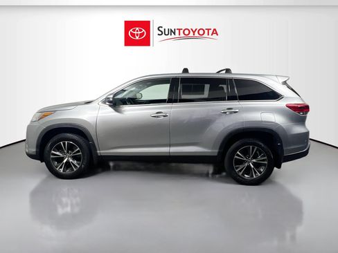 Used 2019 Toyota Highlander LE AWD/4WD image 7