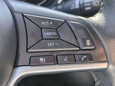 Used 2018 Nissan Rogue SV w/ Premium Package FWD image 17