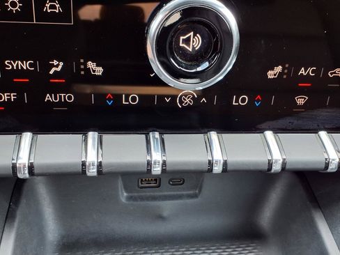 Used 2025 GMC Terrain Elevation w/ Elevation Premium Package AWD/4WD image 8