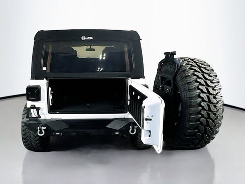 Used 2019 Jeep Wrangler Unlimited Sahara AWD/4WD image 29