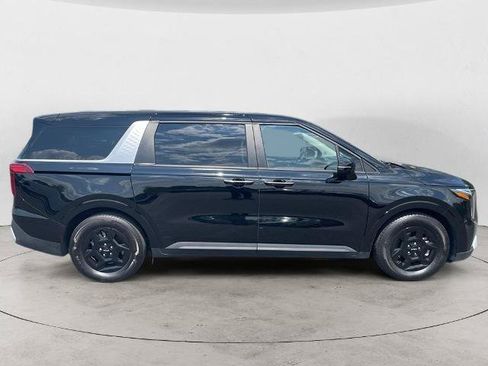 Used 2026 Kia Carnival FWD image 4