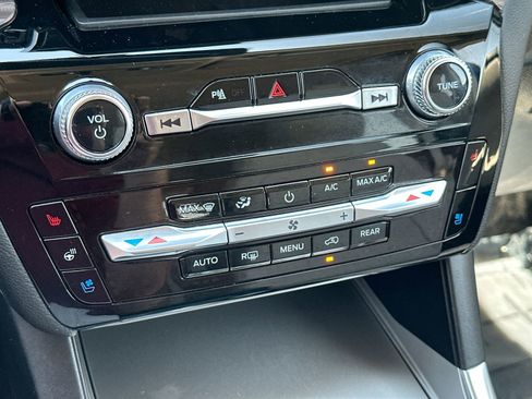 Used 2024 Ford Explorer Limited image 10