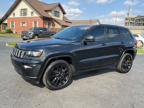Used 2019 Jeep Grand Cherokee Altitude image 3