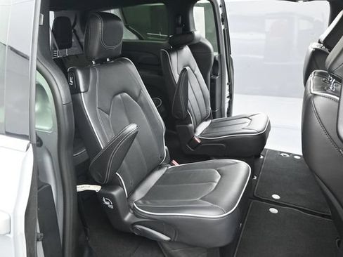 Used 2026 Chrysler Pacifica Limited FWD image 15