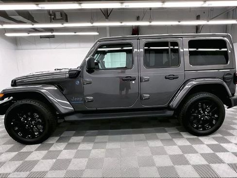 Used 2025 Jeep Wrangler Unlimited Sahara AWD/4WD image 15
