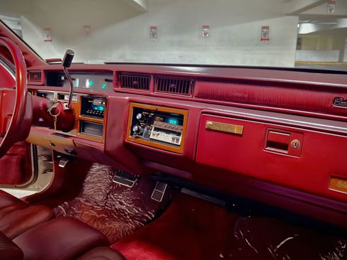 Used 1990 Cadillac Fleetwood 60 Special FWD image 23