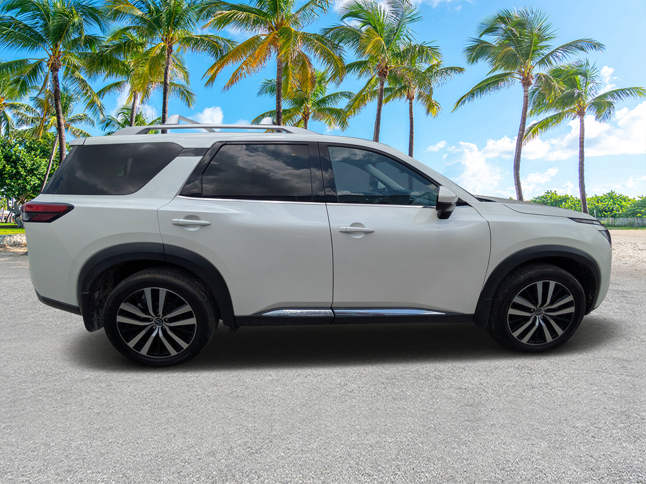 Used 2023 Nissan Pathfinder Platinum w/ Black Appearance Package AWD/4WD image 3