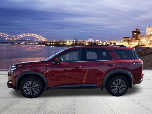 Used 2023 Nissan Pathfinder SV image 2