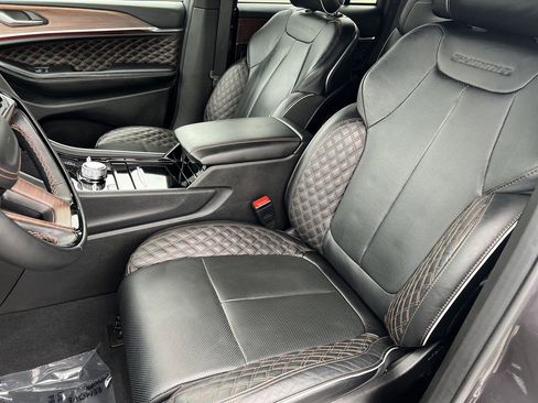 Used 2025 Jeep Grand Cherokee Summit image 21