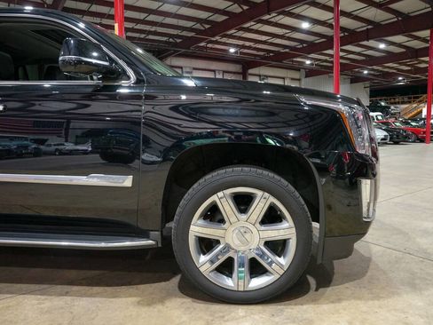 Used 2017 Cadillac Escalade Luxury AWD/4WD image 11