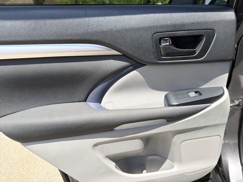 Used 2019 Toyota Highlander LE FWD image 21