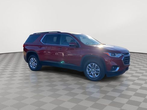 Used 2020 Chevrolet Traverse LT image 2